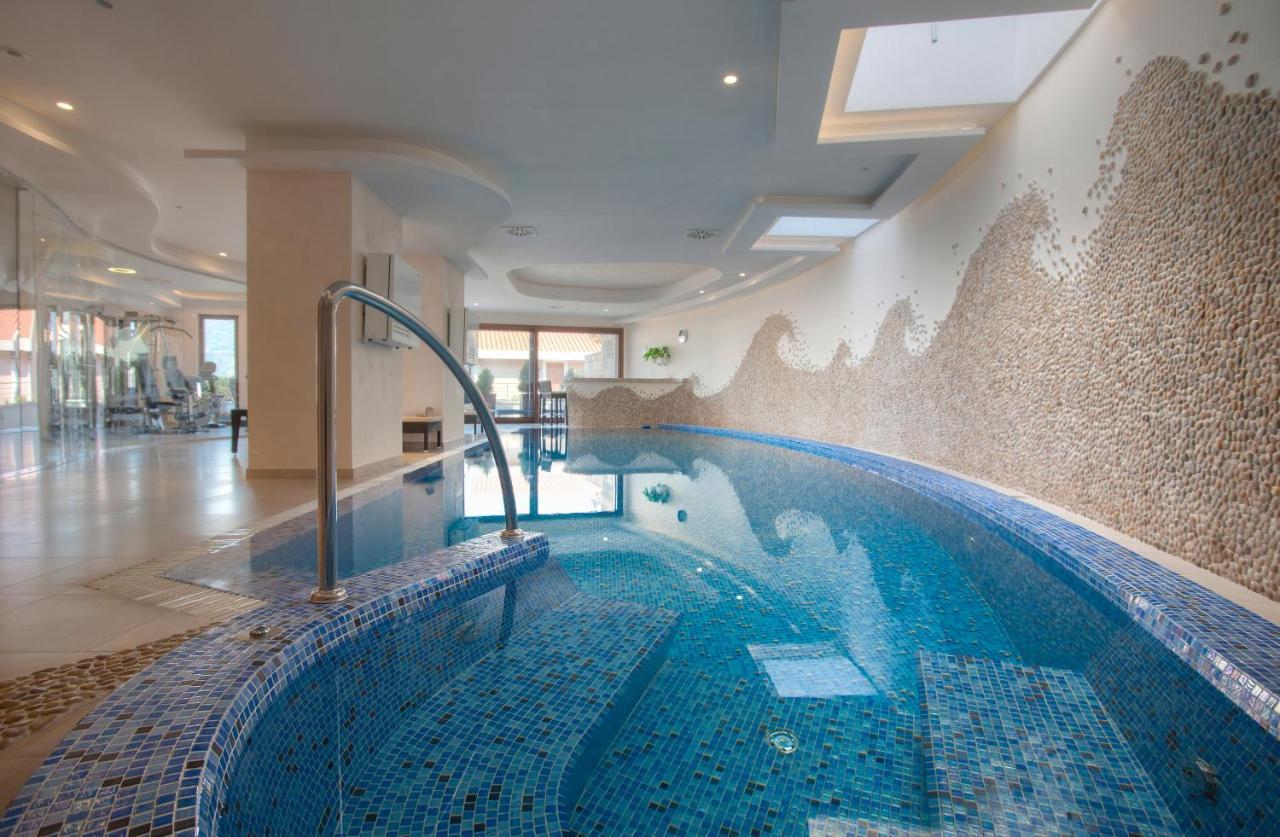 Alexandar Montenegro Luxury & *