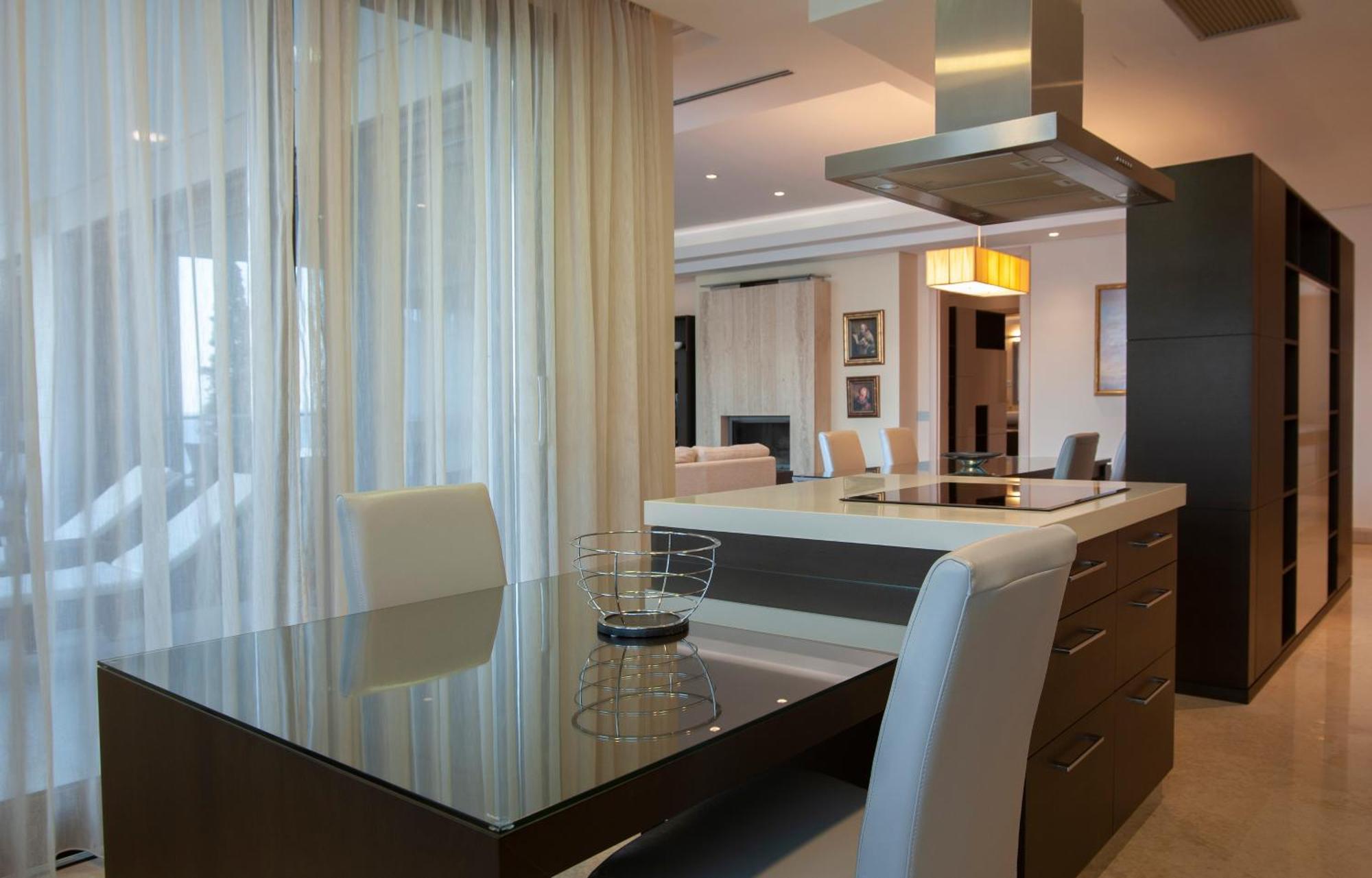 Alexandar Montenegro Luxury & *